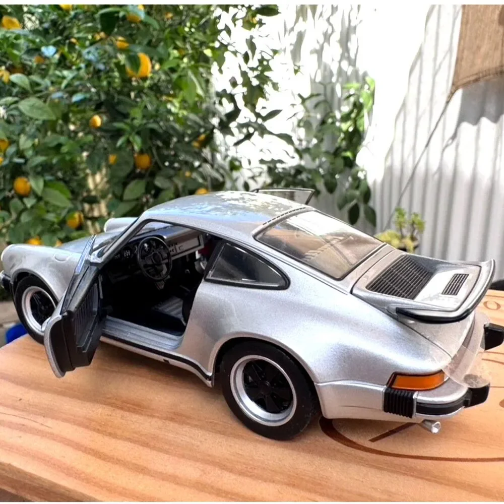 2018 Welly Porsche Silver 1974 911 Turbo Coupe #24043 Diecast Model Car